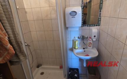 Na prenájom budova s predajňou, skladmi a administratívou