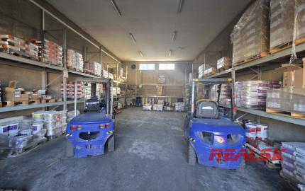 Na prenájom budova s predajňou, skladmi a administratívou