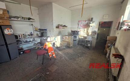 Na prenájom budova s predajňou, skladmi a administratívou