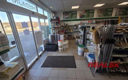 Na prenájom budova s predajňou, skladmi a administratívou