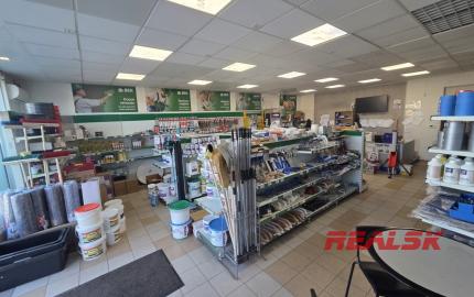Na prenájom budova s predajňou, skladmi a administratívou