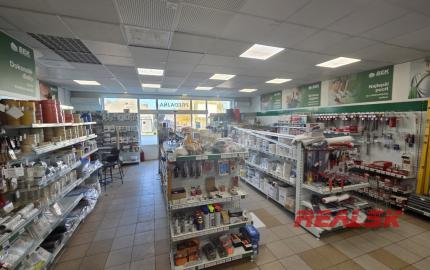 Na prenájom budova s predajňou, skladmi a administratívou