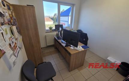 Na prenájom budova s predajňou, skladmi a administratívou