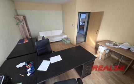 Na prenájom budova s predajňou, skladmi a administratívou