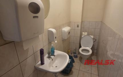 Na prenájom budova s predajňou, skladmi a administratívou