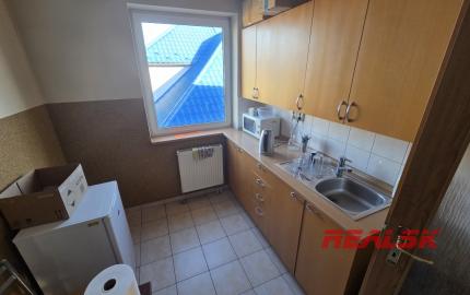 Na prenájom budova s predajňou, skladmi a administratívou