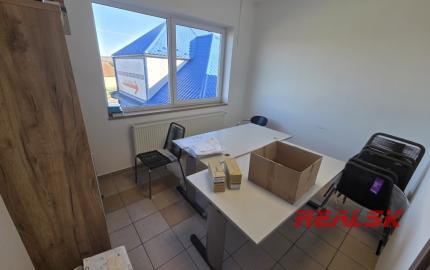 Na prenájom budova s predajňou, skladmi a administratívou