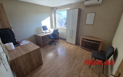 Na prenájom budova s predajňou, skladmi a administratívou