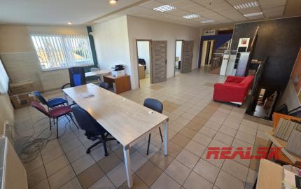 Na prenájom budova s predajňou, skladmi a administratívou