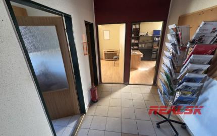 Na prenájom budova s predajňou, skladmi a administratívou