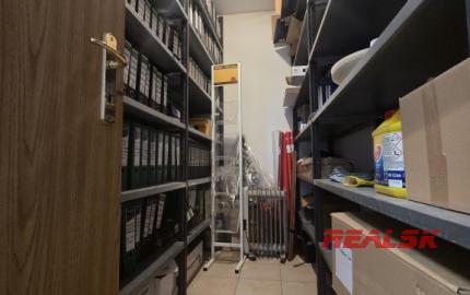 Na prenájom budova s predajňou, skladmi a administratívou