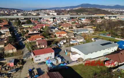 Na prenájom budova s predajňou, skladmi a administratívou