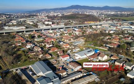 Na prenájom budova s predajňou, skladmi a administratívou