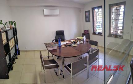 Kancelárie s garážovým parkovaním v centre Nitry na prenájom