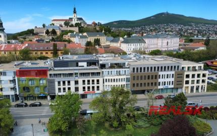 Reprezentatívne kancelárske priestory s terasou v centre Nitry na prenájom