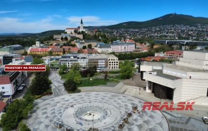 Reprezentatívne kancelárske priestory s terasou v centre Nitry na prenájom