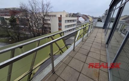 Reprezentatívne kancelárske priestory s terasou v centre Nitry na prenájom