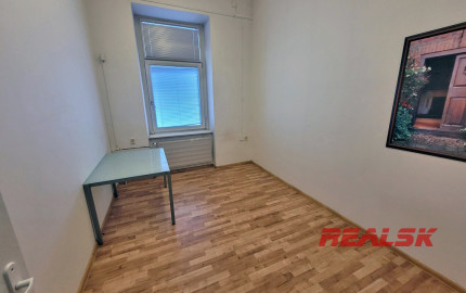 Kancelária s parkovaním v centre Nitry na prenájom