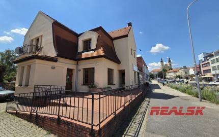 Prenájom reprezentatívnej komerčnej budovy s terasami v absolútnom centre Nitry