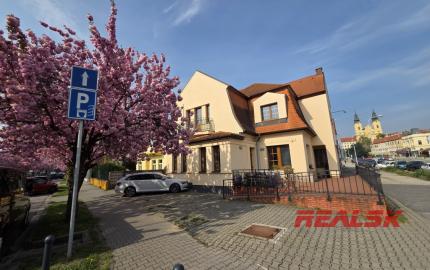 Prenájom reprezentatívnej komerčnej budovy s terasami v absolútnom centre Nitry