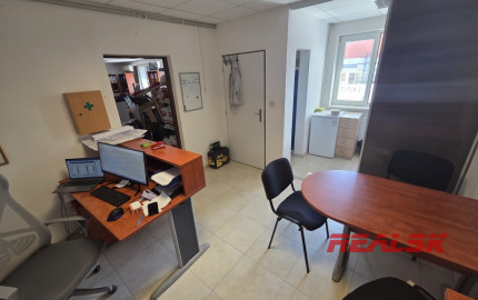Areál so skladom, zázemím a voľnou plochou na prenájom