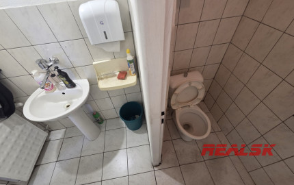 Areál so skladom, zázemím a voľnou plochou na prenájom