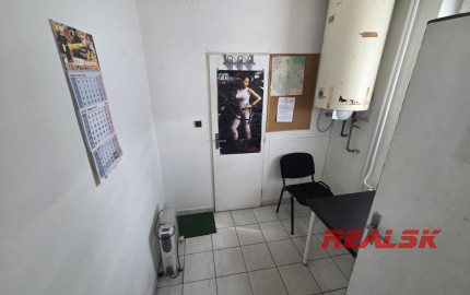 Areál so skladom, zázemím a voľnou plochou na prenájom