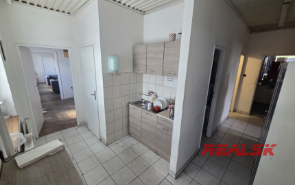 Areál so skladom, zázemím a voľnou plochou na prenájom
