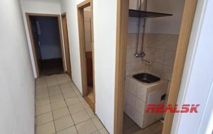 Obchodný priestor s výkladom a parkovaním v Nitre - prenájom