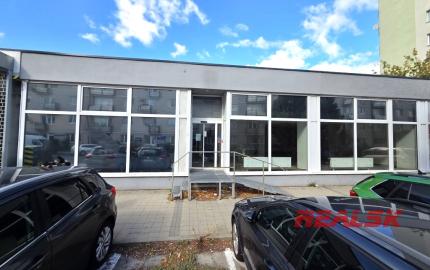 Obchodný priestor s výkladom a parkovaním v Nitre - prenájom