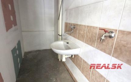 Skladový priestor s kanceláriou a parkovaním na prenájom