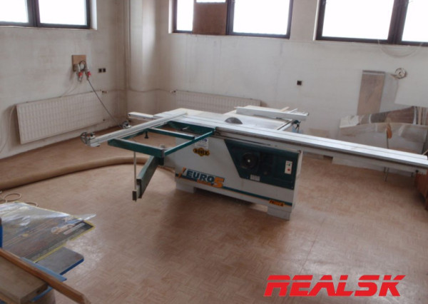 Hala  s kanceláriami na predaj vhodná pre výrobu a skladovanie