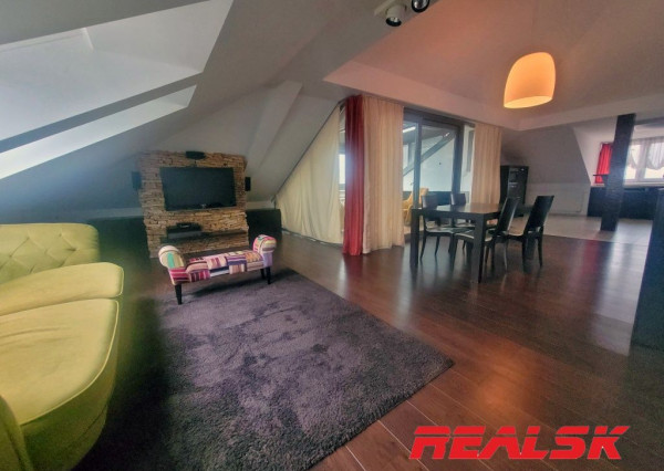 Unikátny 4-izbový byt s krásnym výhľadom v centre Nitry na prenájom