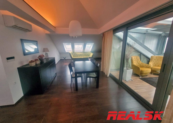 Unikátny 4-izbový byt s krásnym výhľadom v centre Nitry na prenájom