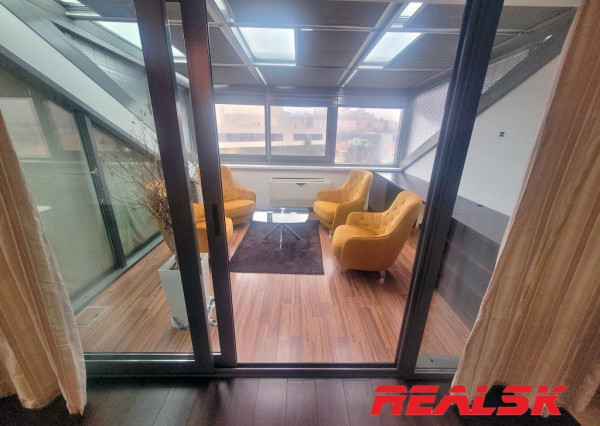 Unikátny 4-izbový byt s krásnym výhľadom v centre Nitry na prenájom