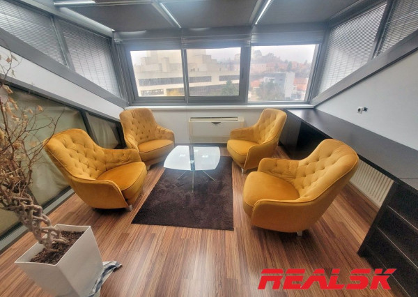 Unikátny 4-izbový byt s krásnym výhľadom v centre Nitry na prenájom