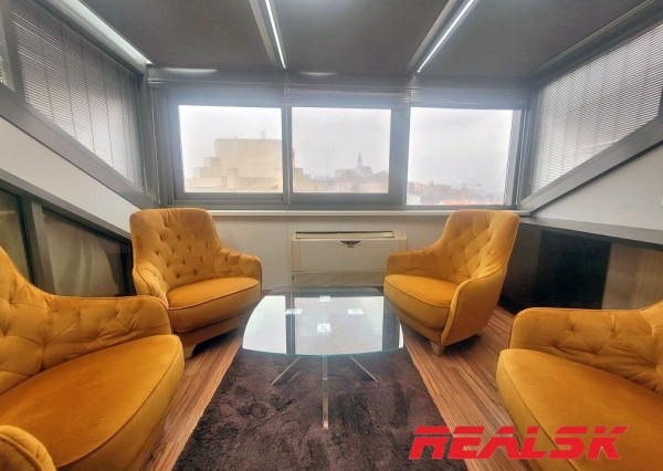 Unikátny 4-izbový byt s krásnym výhľadom v centre Nitry na prenájom