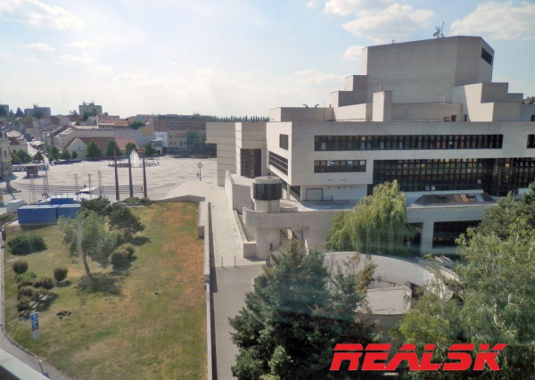 Unikátny 4-izbový byt s krásnym výhľadom v centre Nitry na prenájom