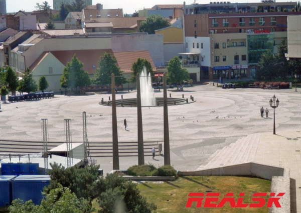 Unikátny 4-izbový byt s krásnym výhľadom v centre Nitry na prenájom