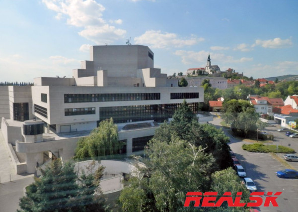 Unikátny 4-izbový byt s krásnym výhľadom v centre Nitry na prenájom