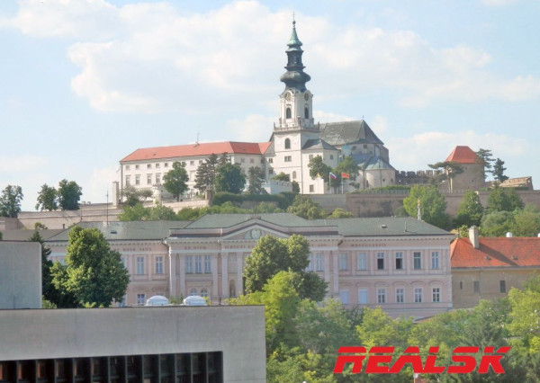 Unikátny 4-izbový byt s krásnym výhľadom v centre Nitry na prenájom