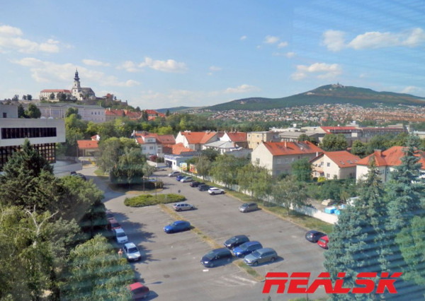 Unikátny 4-izbový byt s krásnym výhľadom v centre Nitry na prenájom