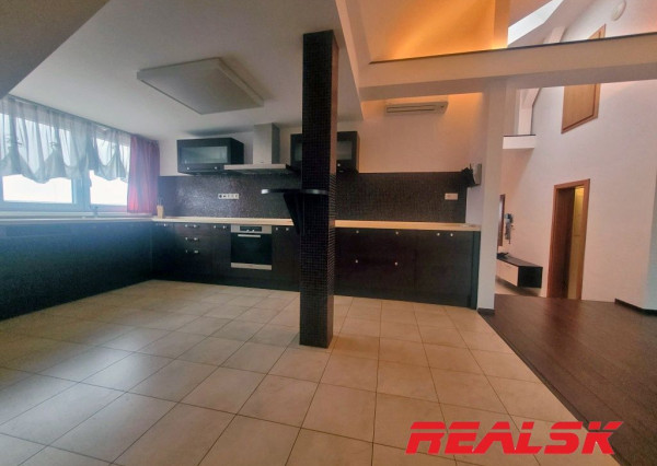 Unikátny 4-izbový byt s krásnym výhľadom v centre Nitry na prenájom