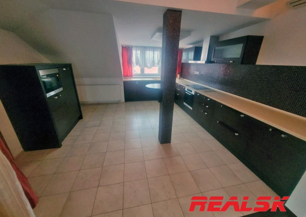 Unikátny 4-izbový byt s krásnym výhľadom v centre Nitry na prenájom