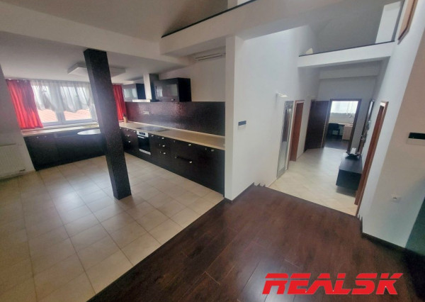 Unikátny 4-izbový byt s krásnym výhľadom v centre Nitry na prenájom