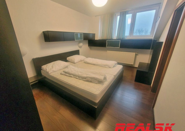 Unikátny 4-izbový byt s krásnym výhľadom v centre Nitry na prenájom