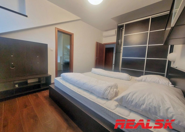 Unikátny 4-izbový byt s krásnym výhľadom v centre Nitry na prenájom