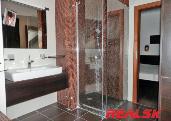 Unikátny 4-izbový byt s krásnym výhľadom v centre Nitry na prenájom