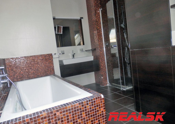 Unikátny 4-izbový byt s krásnym výhľadom v centre Nitry na prenájom