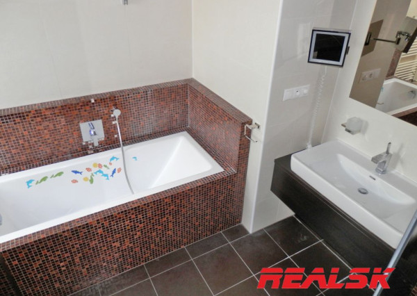 Unikátny 4-izbový byt s krásnym výhľadom v centre Nitry na prenájom